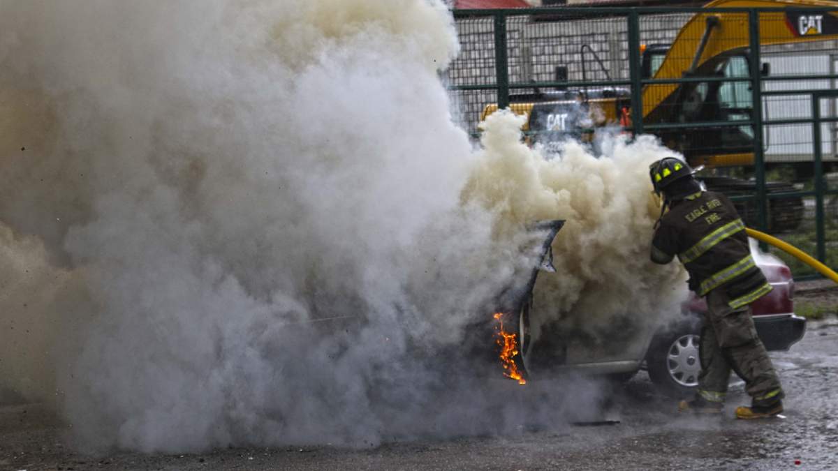 La cacería contra choferes de transporte público suma un mes en Chilpancingo. En la imagen, un taxi que fue quemado por hombres armados