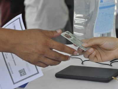 INM entrega un centenar de visas humanitarias a migrantes centroamericanos en la CDMX