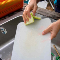 El trucazo para limpiar y desinfectar tu tabla para picar de plástico: dejala como nueva