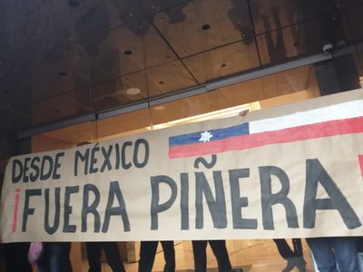 Con cacerolazo frente a la embajada, jóvenes exigen alto a represión en Chile