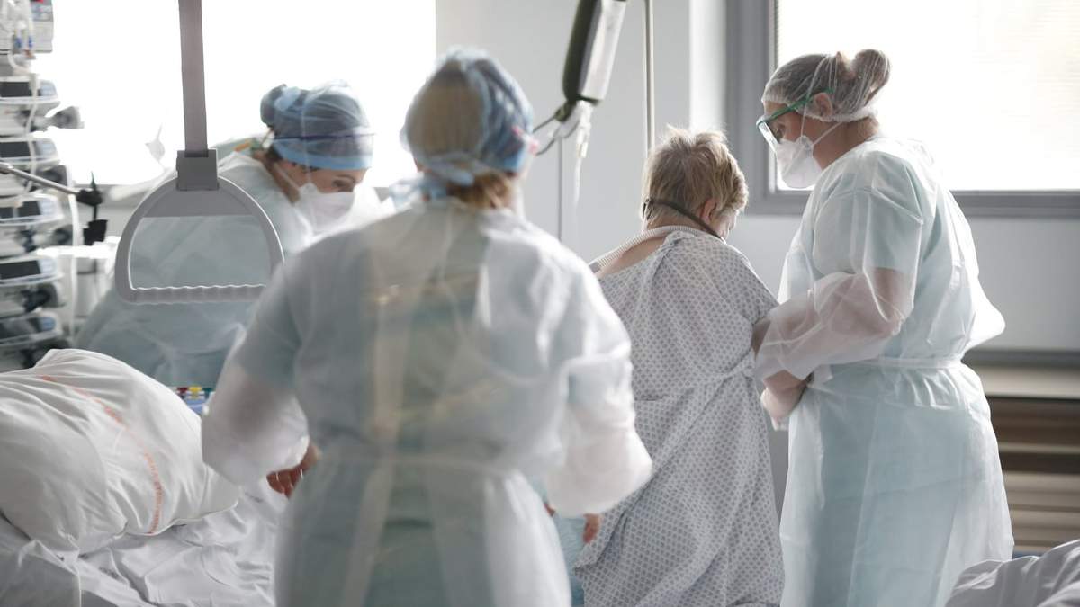 Trabajadoras de la salud atendiendo a una paciente con coronavirus en un hospital de Estrasburgo (noreste de Francia). Fuente: (Twitter)