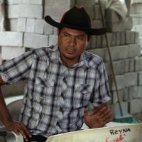 Atacan a balazos en Acapulco a líder opositor de la presa La Parota