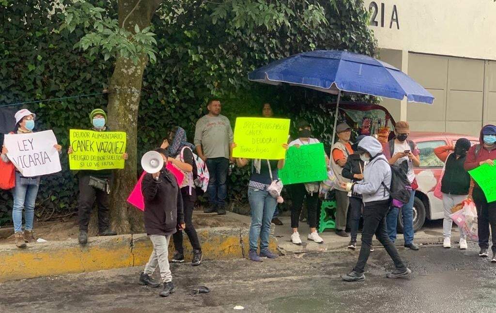 Activistas protestas afuera de la boda de Canek Sánchez