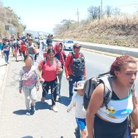 Un centenar de migrantes se fuga de estación del INM en Berriozábal; denuncian malos tratos