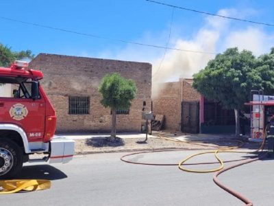 Una mujer policía rescató a tres menores del interior de su vivienda en llamas