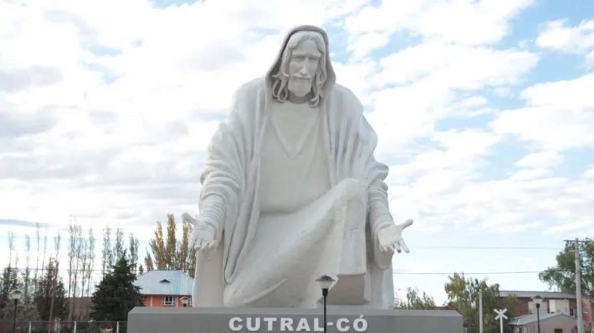 La característica figura gigante del Cristo emplazada en la ciudad de Cutral Co. Fuente: (Facebook)
