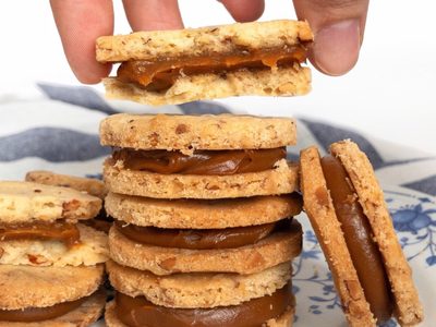 Alfajores con masa de almendras sin gluten: así de fácil podés prepararlos y acompañar unos buenos mates