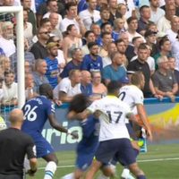 Exárbitro de la Liga Premier confiesa que no corrigió error a través del VAR (Video)
