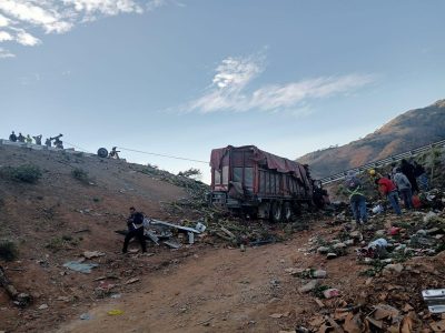 Vuelca torton cargado de flores en Nayarit; mueren 3 menores y 5 adultos