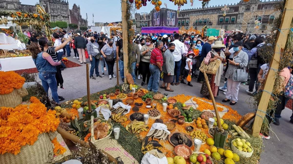 Ofrendas en el Zócalo capitalino