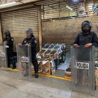 Detienen a 17 personas y decomisan droga en cateo en la Central de Abasto