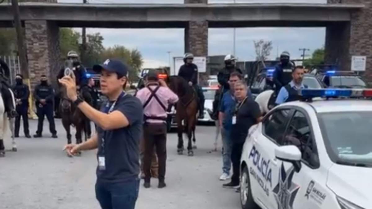 El alcalde panista de San Nicolás, Daniel Carrillo, y los policías municipales