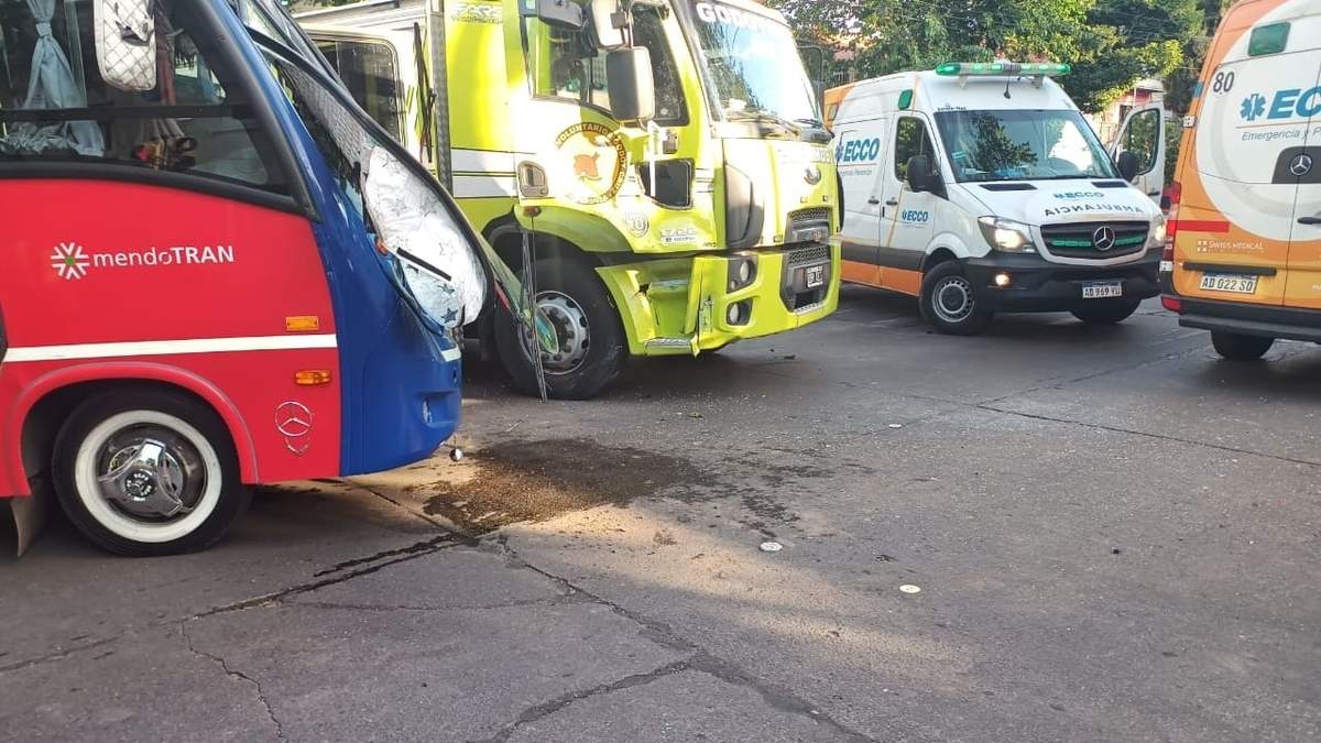 Una autobomba chocó con un colectivo en Godoy Cruz