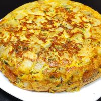 Tortilla de papas vegana sin huevo y muy fácil, la receta perfecta con el secreto para que no se desarme