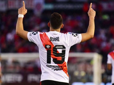 Rafael Santos Borré, cada vez más lejos de River