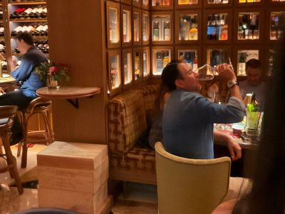 “Empinando el codo”: exhiben al senador Miguel Ángel Yunes Márquez en bar de lujo en Madrid