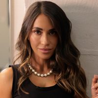 Antonela Roccuzzo y el conjunto perfecto para una salida casual o elegante: cómo combinó el color que es tendencia