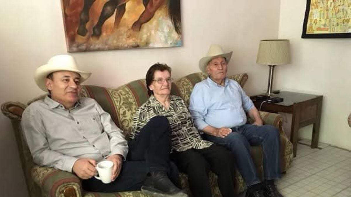 Alfonso Durazo con sus padres.