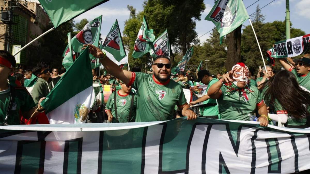 Aficionados al futbol rumbo al partido México vs Portugal en el estadio Banorte, en CDMX
