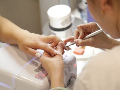 Nail Art: el estilo "nailskin" se adueña de los salones de manicuría, cómo llevar esta apuesta elegante y sofisticada