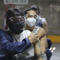 Con baja afluencia pero mayor movilidad arranca la vacunación a personas de 50 a 59 años en CDMX