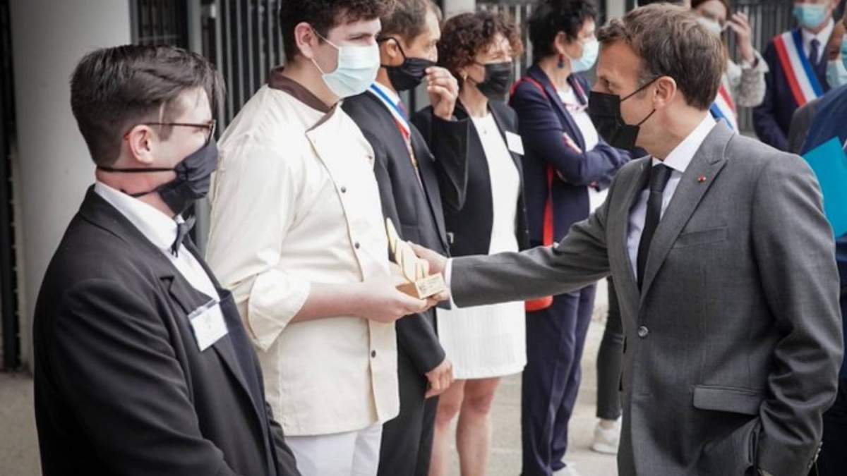 Macron en un acto público en una escuela de hotelería en Drôme