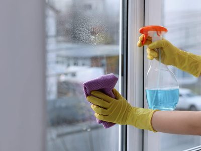 Sin químicos y con 2 ingredientes: prepará este limpiavidrios infalible y no vas a comprar más
