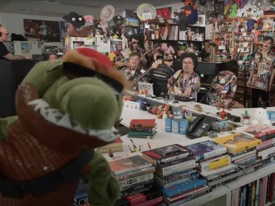 31 Minutos estrena Tiny Desk Concert con sátira crítica a las políticas de Trump (Video)