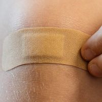 Advierten riesgos de usar bandas adhesivas que contengan sustancias cancerígenas