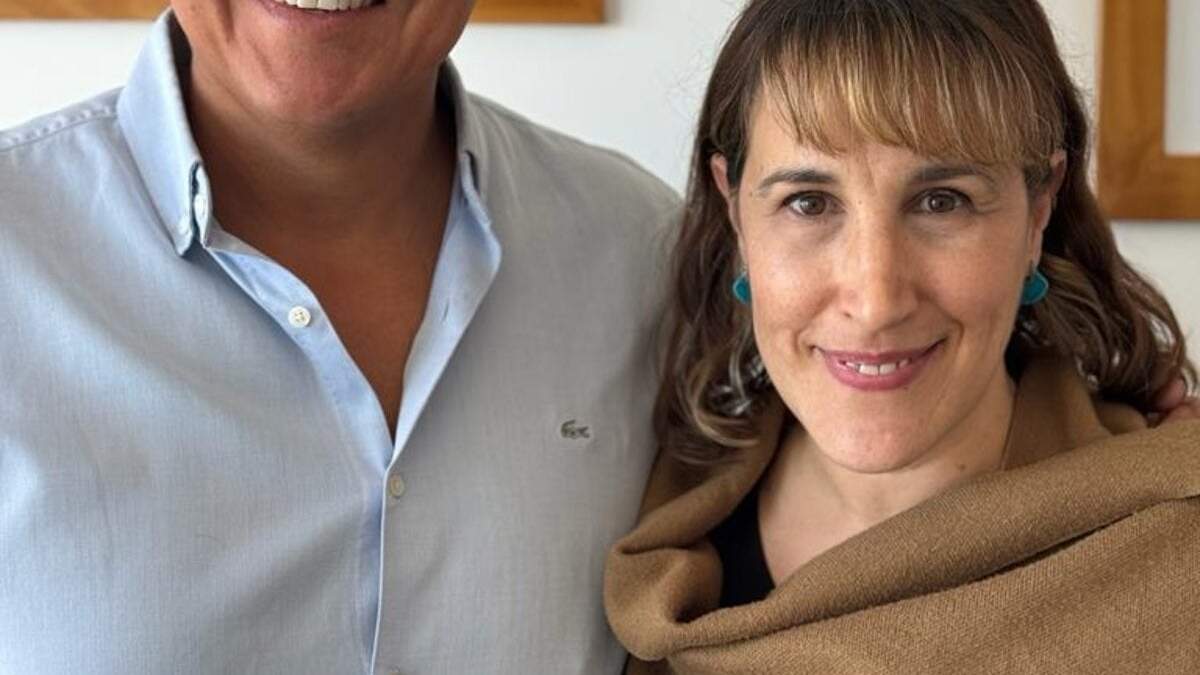 Rolando Figueroa junto a Florencia Perebroisin. Fuente: (X).