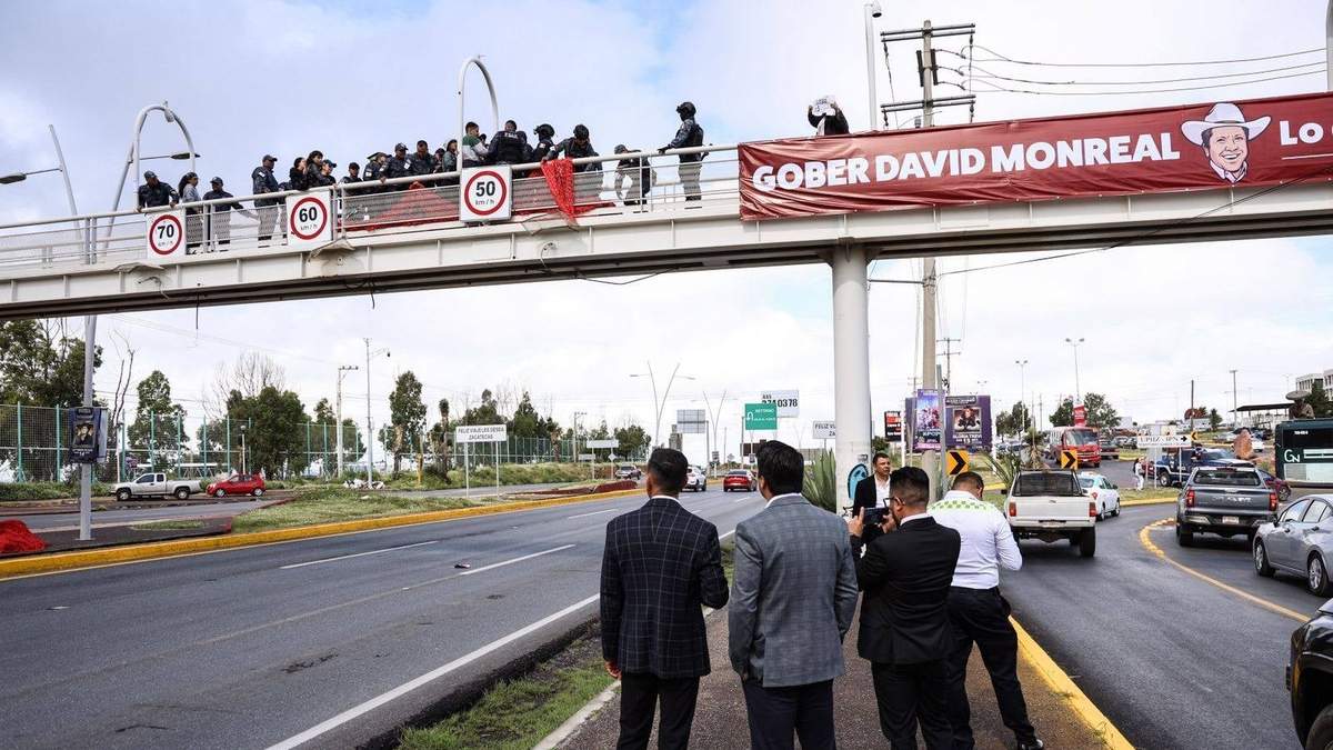 Funcionarios de la Comisión Nacional de Búsqueda observan mientras elementos policiacos reprimen la manifestación pacífica del colectivo Sangre de mi Sangre, quienes con un tejido, realizado por madres buscadoras, trataban de visibilizar la crisis de personas desaparecidas en Zacatecas