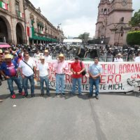 Manifestantes "reciben" a Silvano Aureoles en su cuarto informe