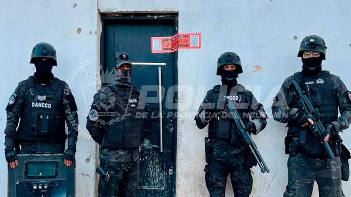 Policías custodian la casa utilizada para el narcomenudeo en Plaza Huincul. Fuente (Policía de Neuquén)