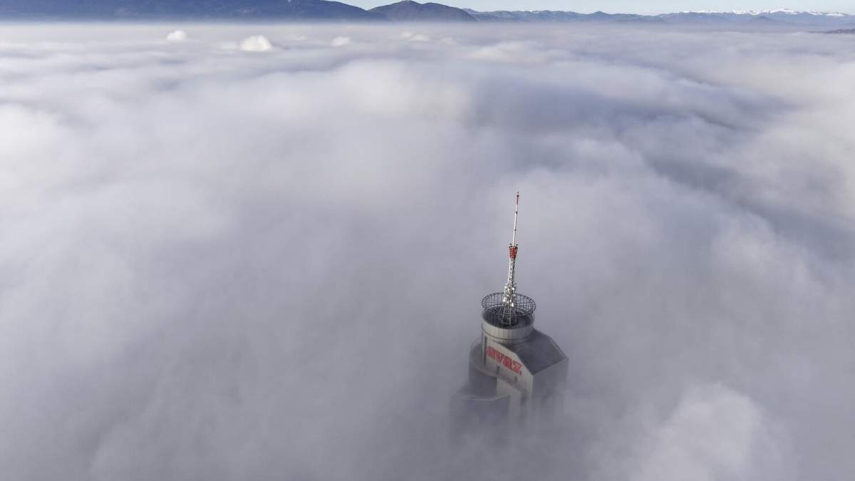 El edificio Avaz Twist Tower, de 172 metros de altura, asoma entre una densa capa de niebla y smog en Sarajevo, Bosnia
