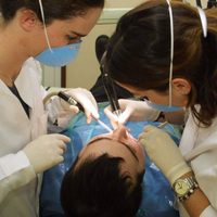 Sin respuesta: estudiantes de odontología exigen poder recibirse