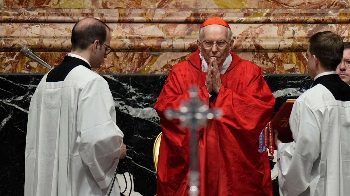 El cardenal Giovanni Battista Re celebra la misa fúnebre por el cardenal Paul Josef Cordes en la Basílica de San Pedro en el Vaticano, el 18 de marzo de 2024