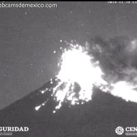 El Popo registra explosión inusual con material incandescente (Video)