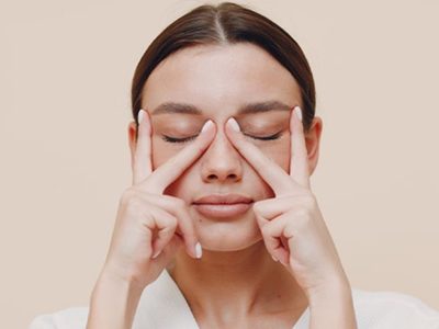 Yoga facial: 3 ejercicios claves y legendarios para pómulos firmes y joviales sin retoques