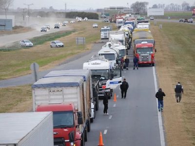 Otra vez los transportistas se instalan con su reclamo en las rutas regionales