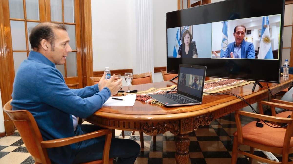 El gobernador de Neuquén en teleconferencia con la gobernadora de Río Negro. Fuente: (Twitter)