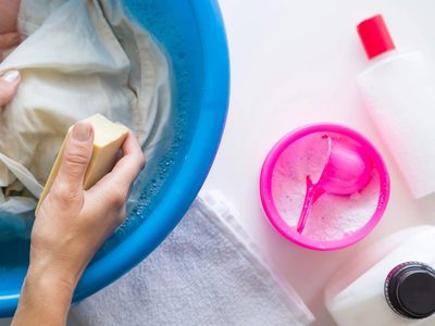 Con solo 2 productos: el poderoso quitamanchas que usaban las abuelas para dejar la ropa como nueva