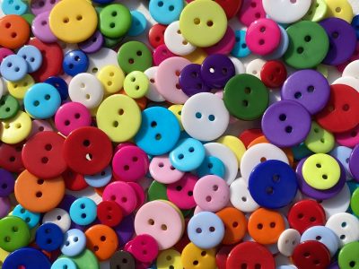 Si tenés botones viejos o manchados, no los tires: así podés decorar tus portarretratos con toda la onda