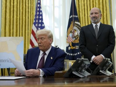 Trump firma plan para imponer aranceles recíprocos; entrarán en vigor el 2 de abril
