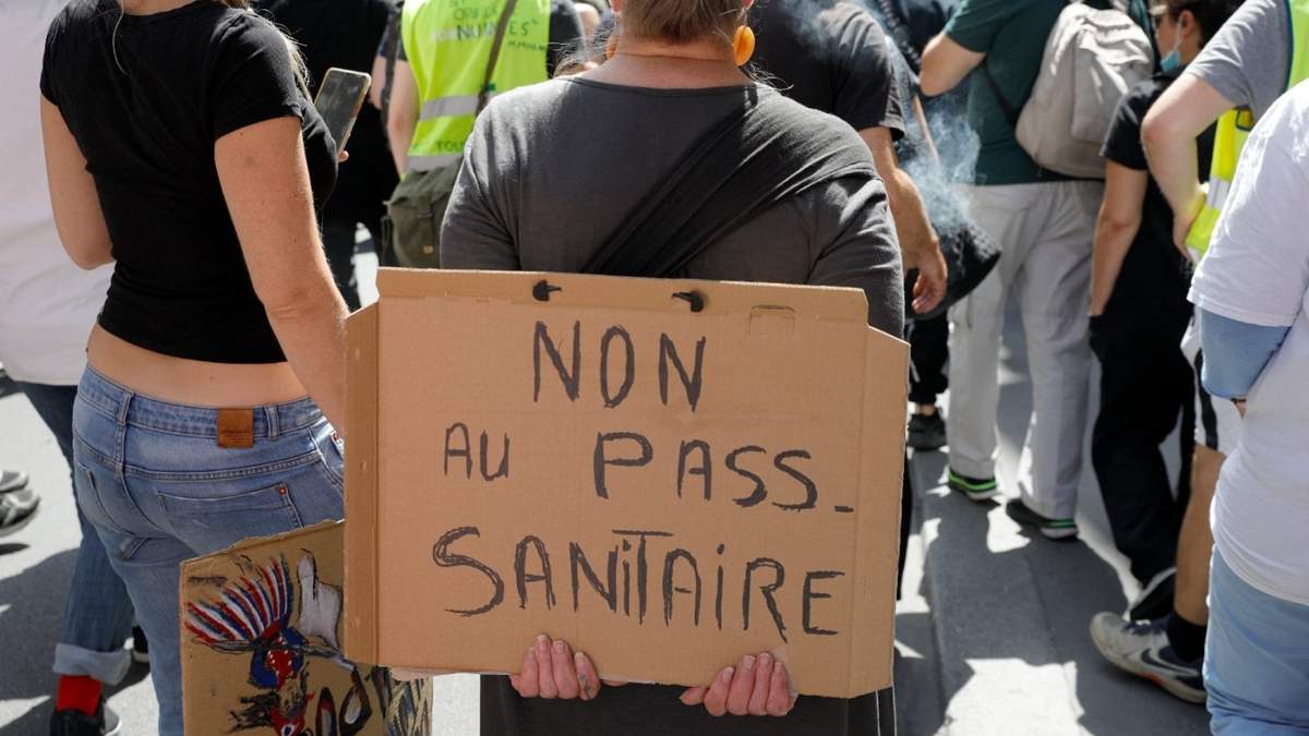 "No al pase sanitario", reza un cartel en las protestas. Fuente: (Twitter)