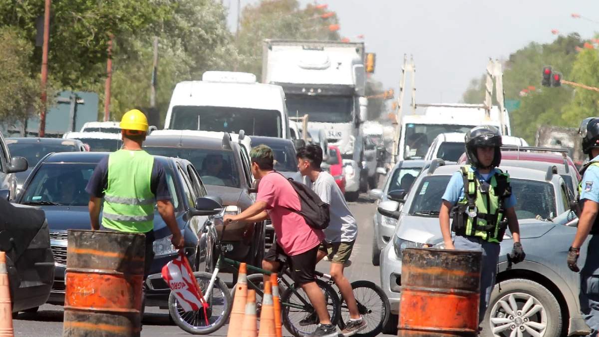 El acampe corta varias calles del centro neuquino. Fuente: (Twitter)