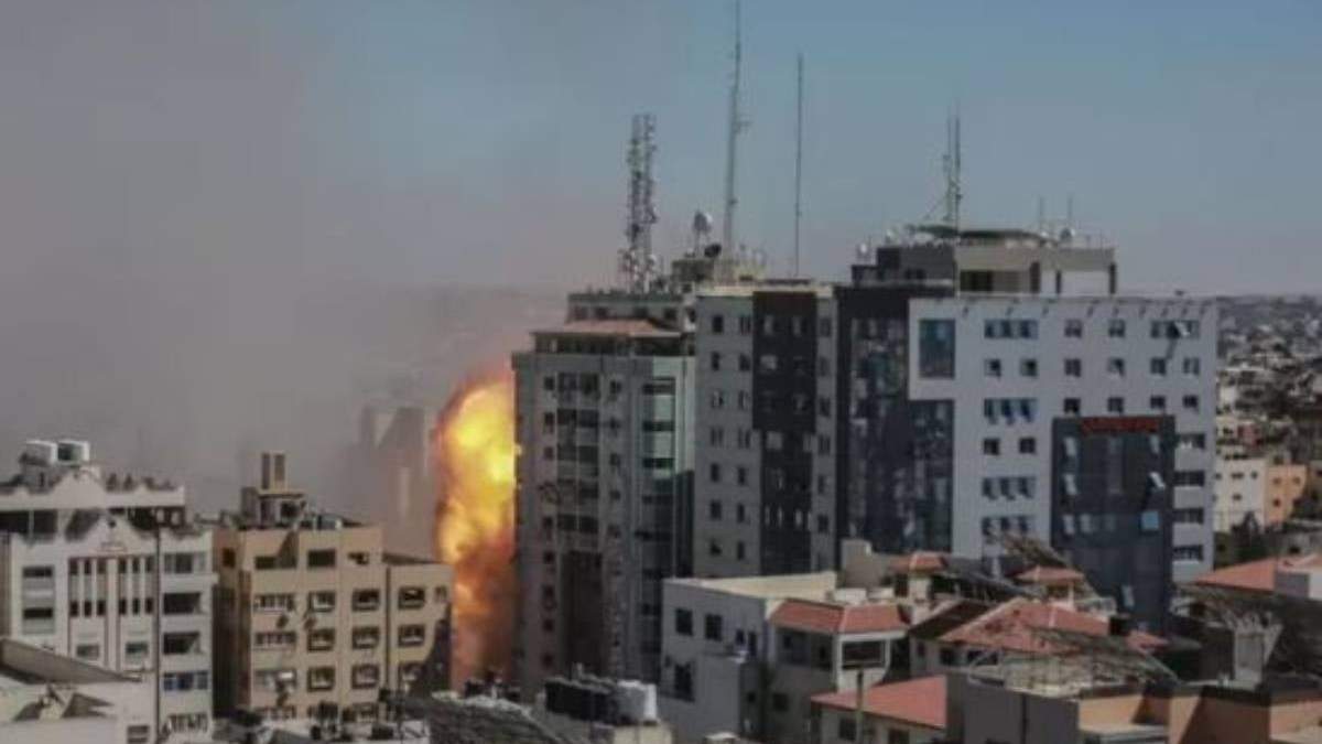 Bombardeo isarelí sobre la Torre Al Jala, sede de oficinas de AP y Al Yazira en Gaza