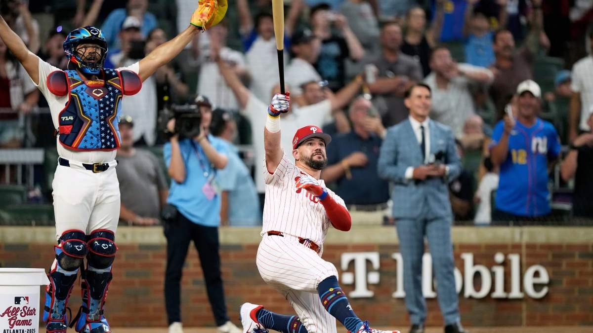 Kyle Schwarber de los Filis de Filadelfia celebra después de ganar el desempate en el Juego de Estrellas de béisbol de la MLB entre la Liga Americana y la Liga Nacional