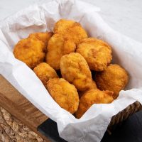 Salvá la picada con estos cuadraditos fritos de pollo y verdura que son un 10