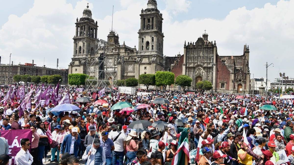 Mitin en el Zócalo capitalino por mitin convocado por AMLO