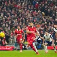 Liverpool arrasa 4-0 a Tottenham y se enfrentará a Newcastle en final de la Copa de la Liga